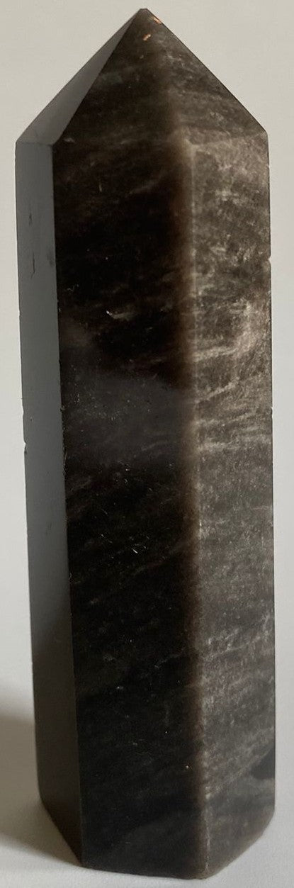 Obelisc din piatra semipretioasa de obsidian argintiu pe fundal alb