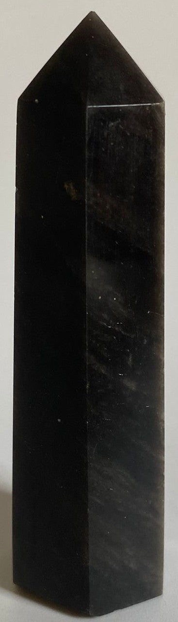 Obelisc din cristal de obsidian argintiu pe fundal alb