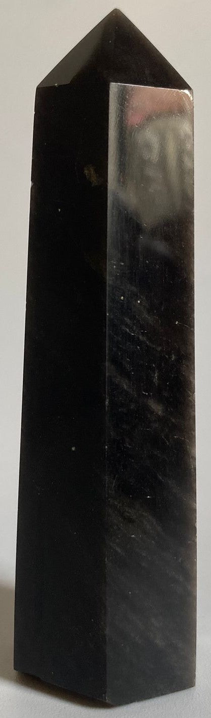 Obelisc de 9cm din piatra semipretioasa de obsidian argintiu pe fundal alb