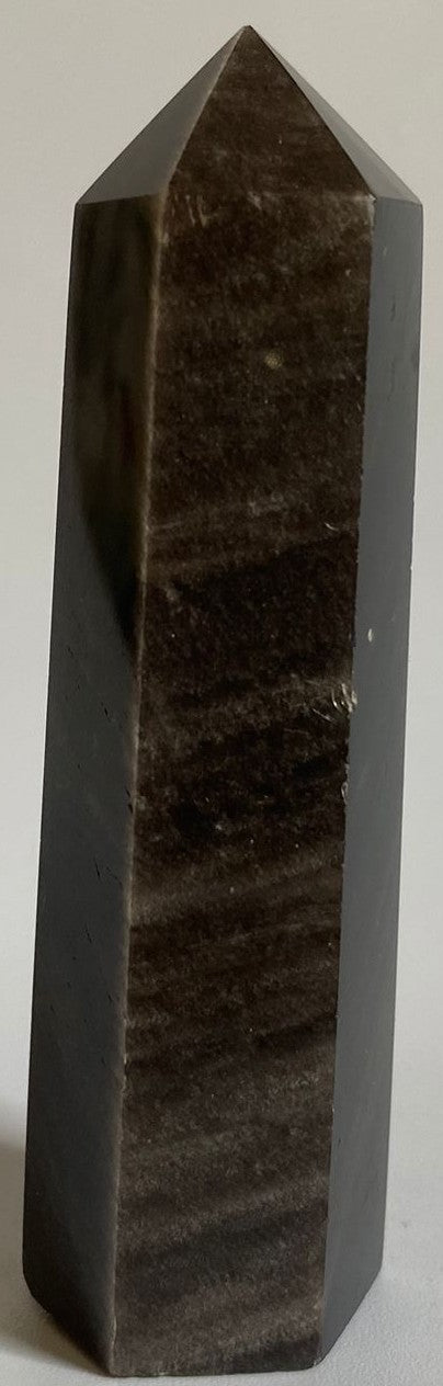 Obelisc de 9cm din cristal de obsidian argintiu pe fundal alb