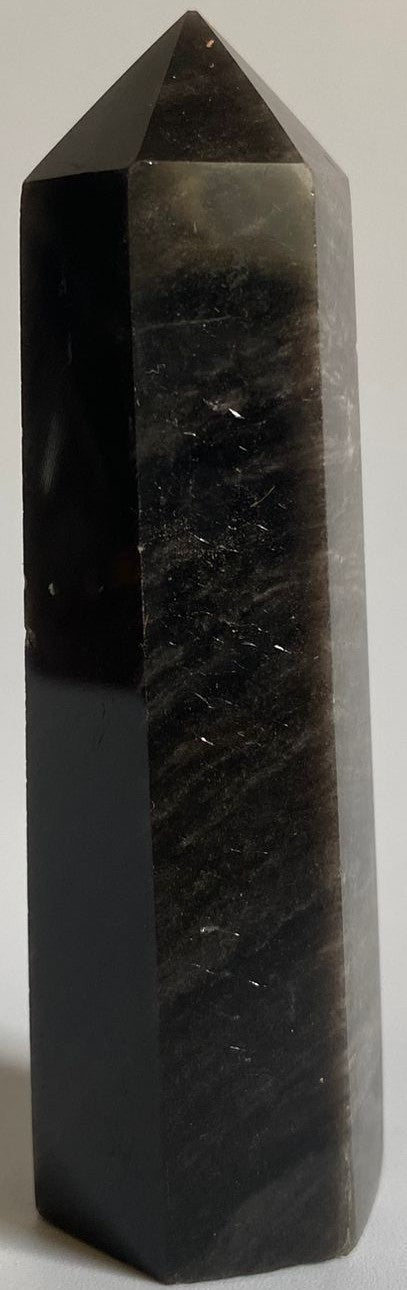 Obelisc energetic de 9cm din piatra semipretioasa de obsidian argintiu pe fundal alb