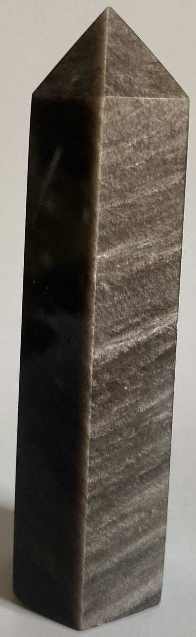 Obelisc energetic de 9cm din cristal de obsidian argintiu pe fundal alb