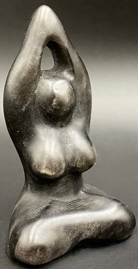 Sculptura Yoga din piatra semipretioasa de obsidian argintiu pe fundal negru