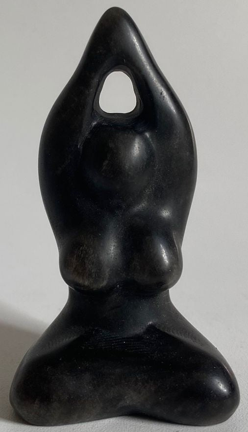 Sculptura Yoga din piatra semipretioasa de obsidian argintiu pe fundal alb