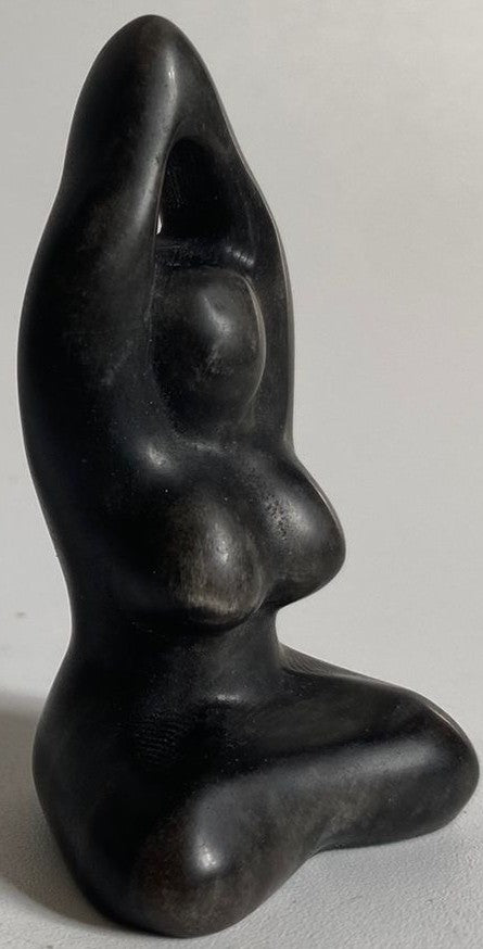 Sculptura Yoga din cristal de obsidian argintiu pe fundal alb