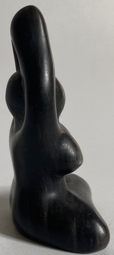 Sculptura Yoga de 6cm din piatra semipretioasa de obsidian argintiu pe fundal alb