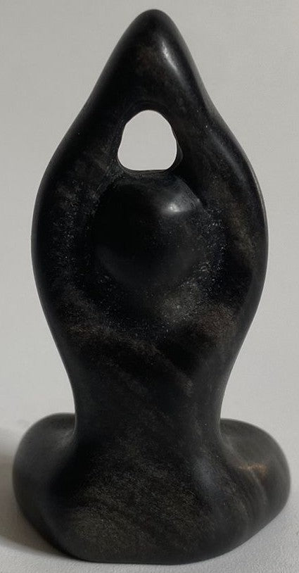 Sculptura Yoga de 6cm din cristal de obsidian argintiu pe fundal alb