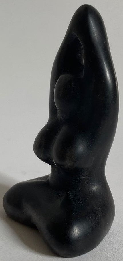 Sculptura Yoga decorativa de 6cm din piatra semipretioasa de obsidian argintiu pe fundal alb