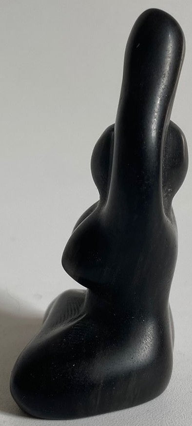 Sculptura Yoga decorativa de 6cm din cristal de obsidian argintiu pe fundal alb