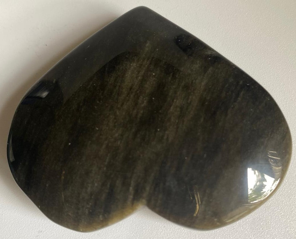 Inima de 6.4cm din piatra semipretioasa de obsidian auriu pe fundal alb