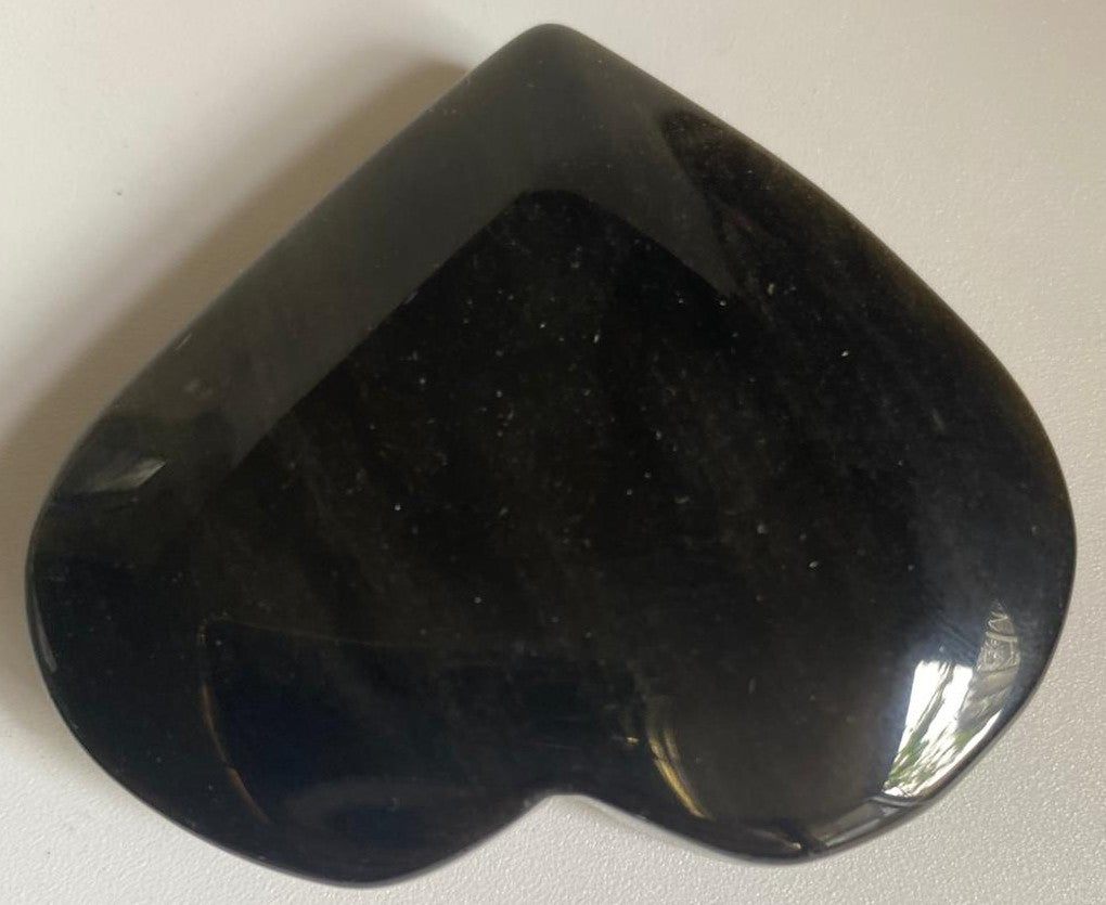 Inima de 6.4cm din cristal de obsidian auriu pe fundal alb