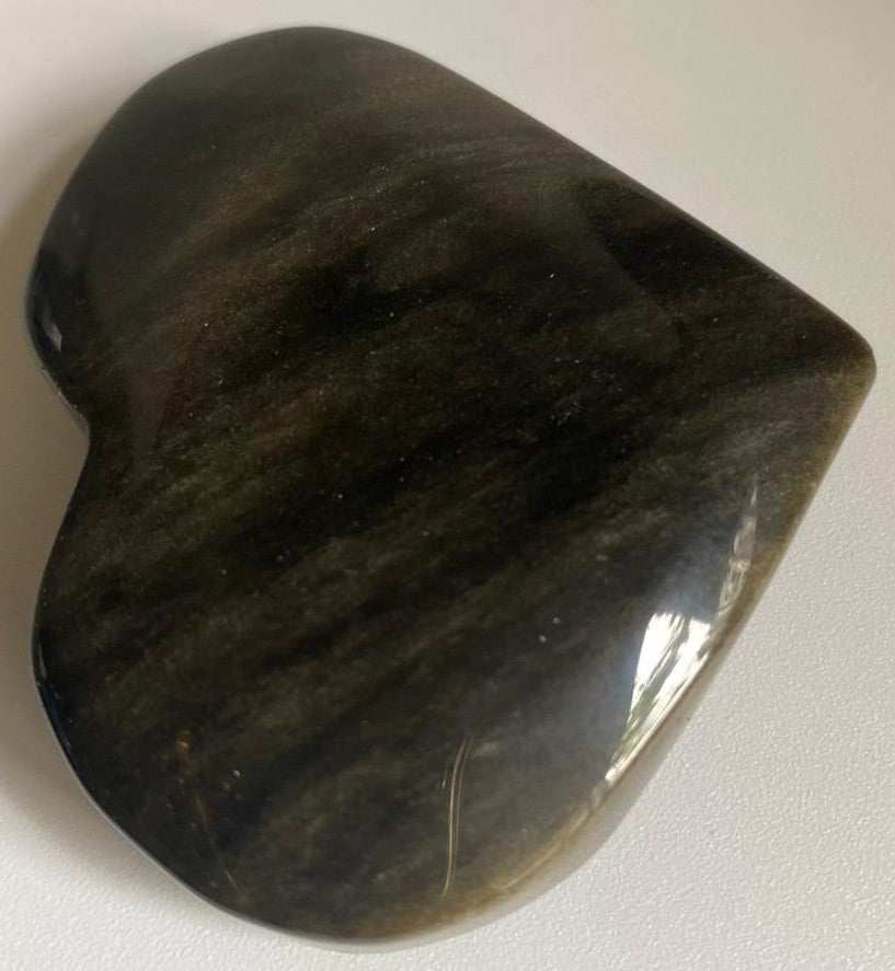 Inima decorativa de 6.4cm din piatra semipretioasa de obsidian auriu pe fundal alb