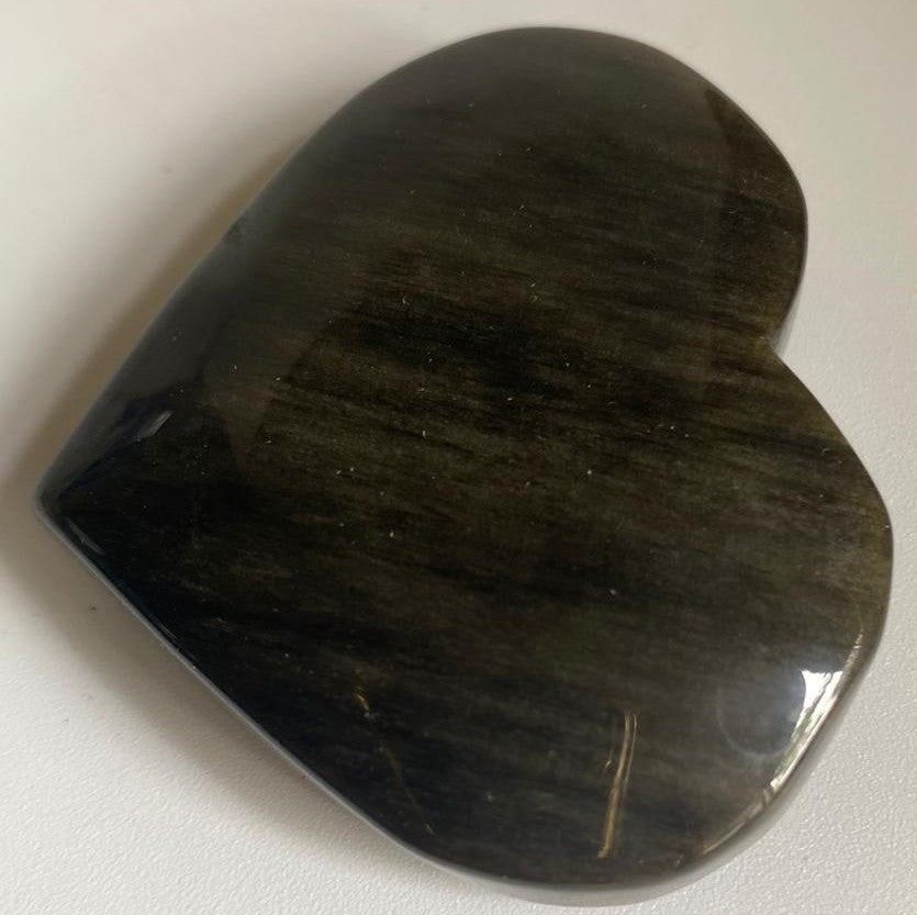 Inima decorativa de 6.4cm din cristal de obsidian auriu pe fundal alb