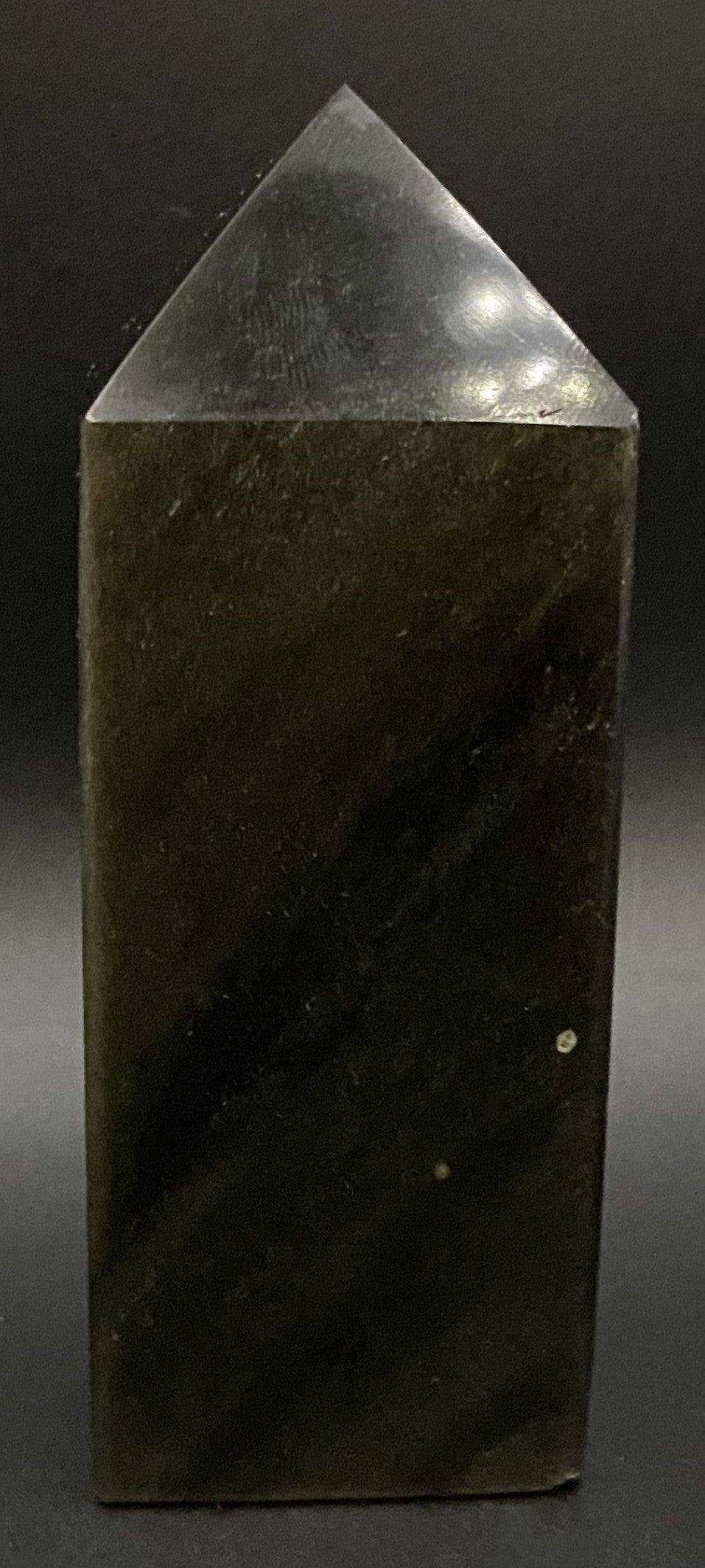 Obelisc din mineral de Obsidian Auriu pe fond negru in lumina artificiala