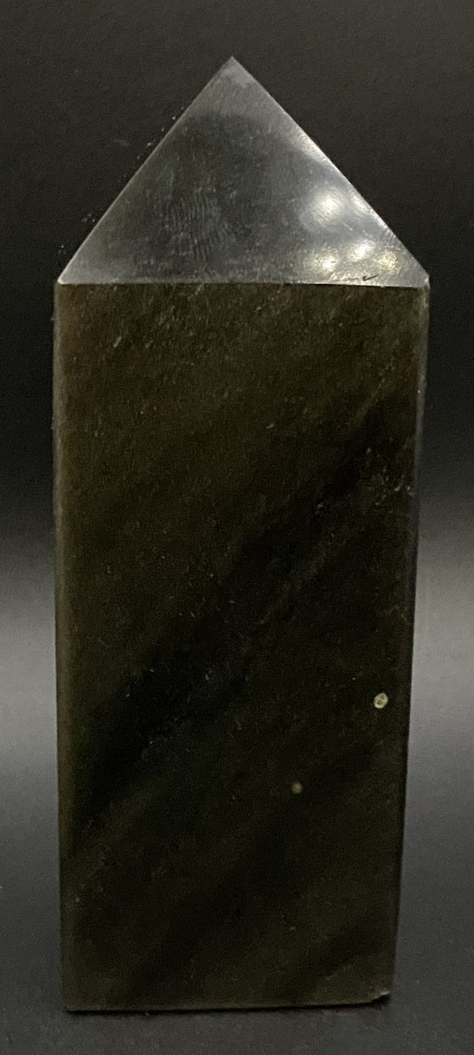 Obelisc din mineral de Obsidian Auriu pe fond negru in lumina artificiala