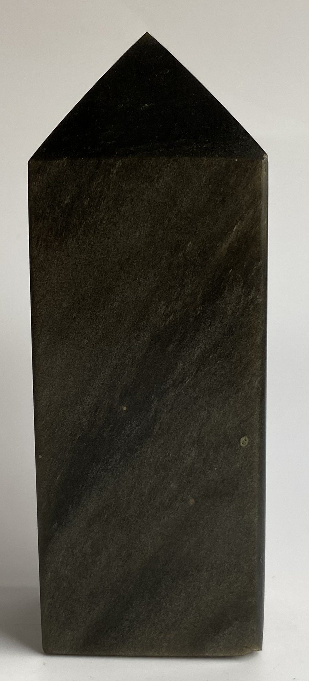 Obelisc din mineral de Obsidian Auriu pe fond alb in lumina naturala