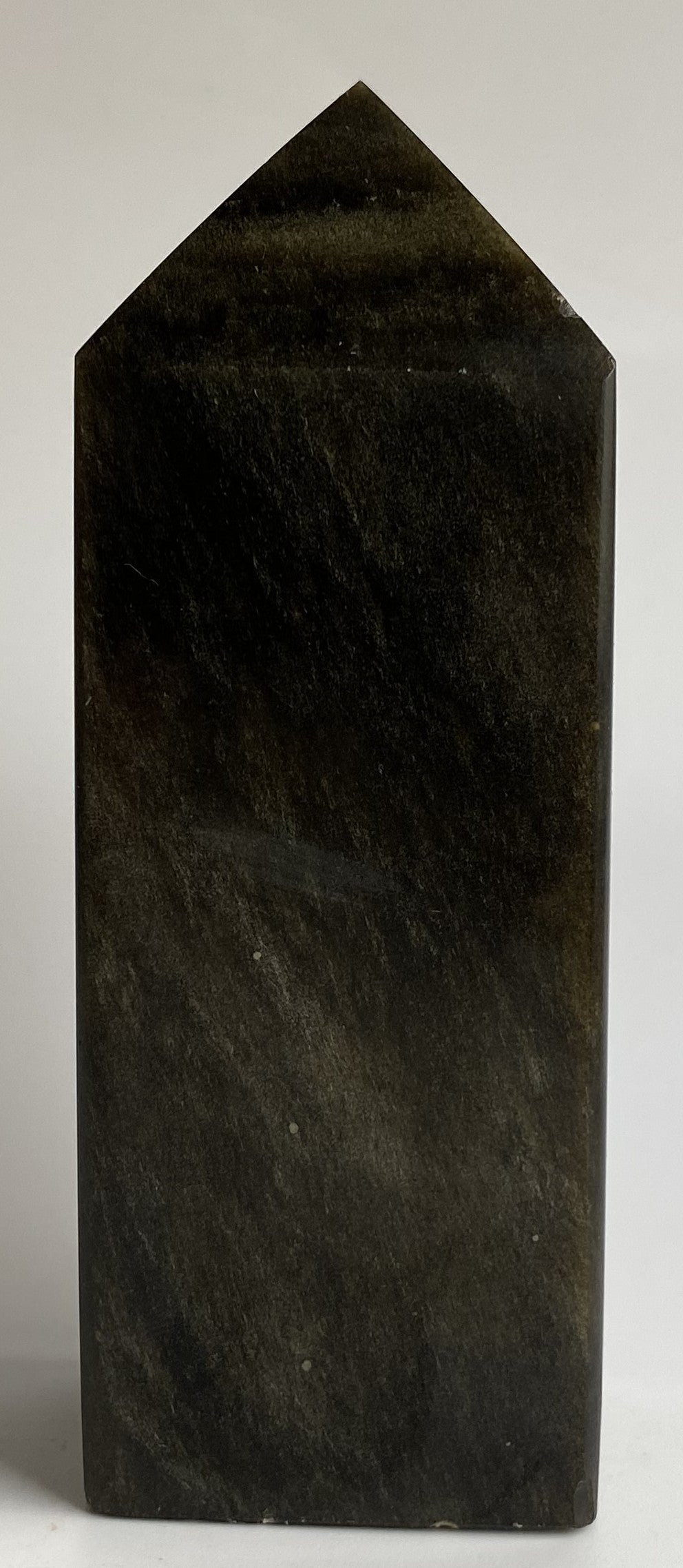 Obelisc din mineral de Obsidian Auriu pe fond alb in lumina naturala