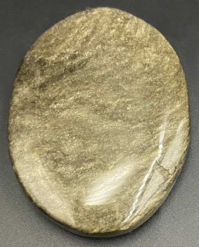 Palm Stone din piatra semipretioasa de obsidian auriu pe fundal negru
