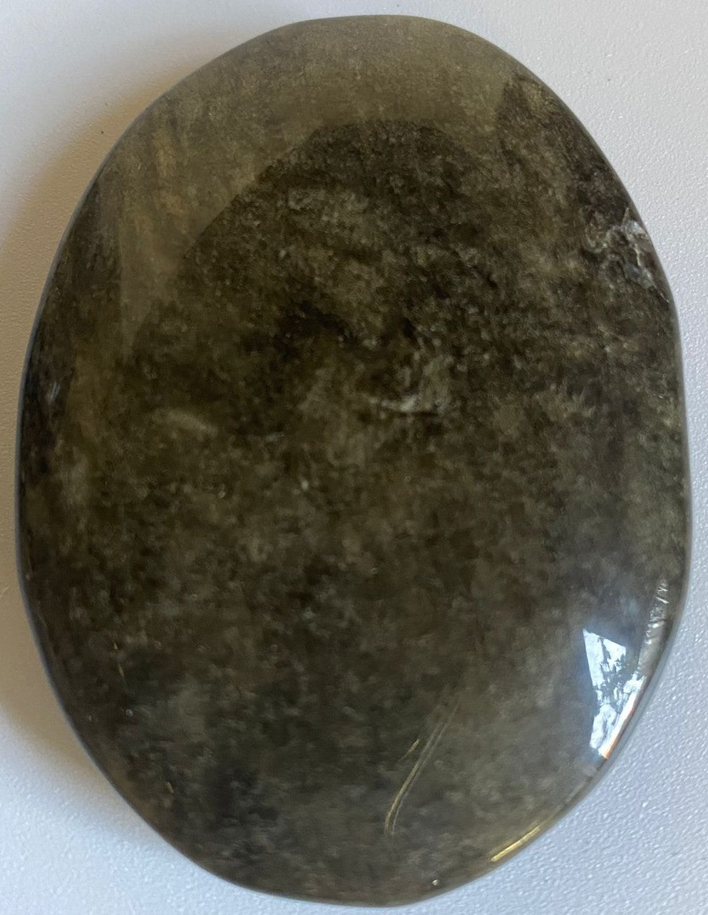 Palm Stone din piatra semipretioasa de obsidian auriu pe fundal alb