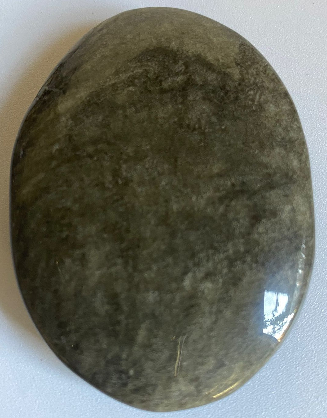 Palm Stone din cristal de obsidian auriu pe fundal alb