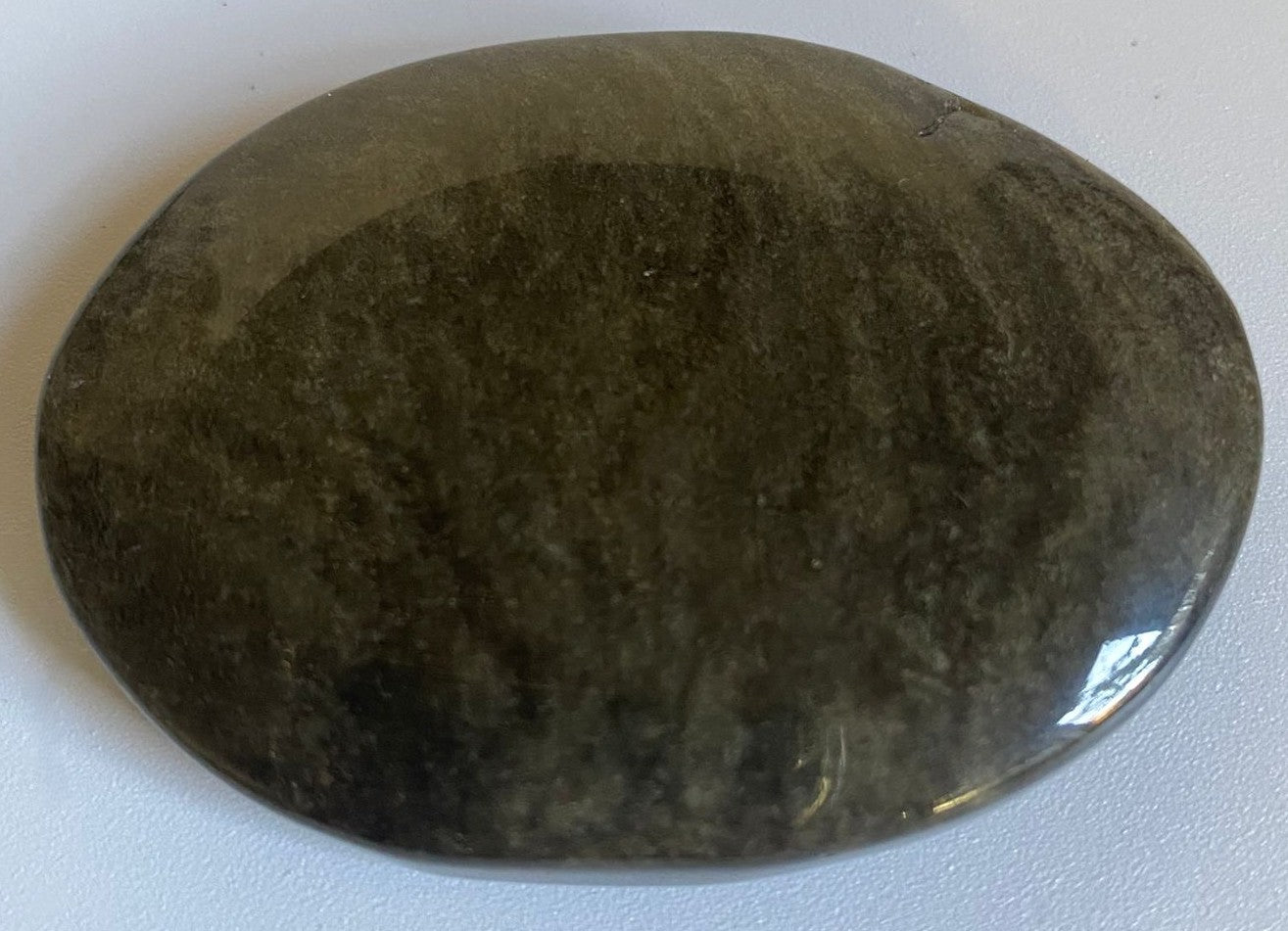 Palm Stone de 6.2cm din piatra semipretioasa de obsidian auriu pe fundal alb