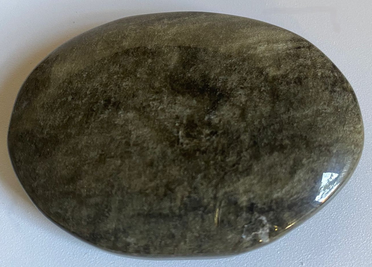 Palm Stone de 6.2cm din cristal de obsidian auriu pe fundal alb