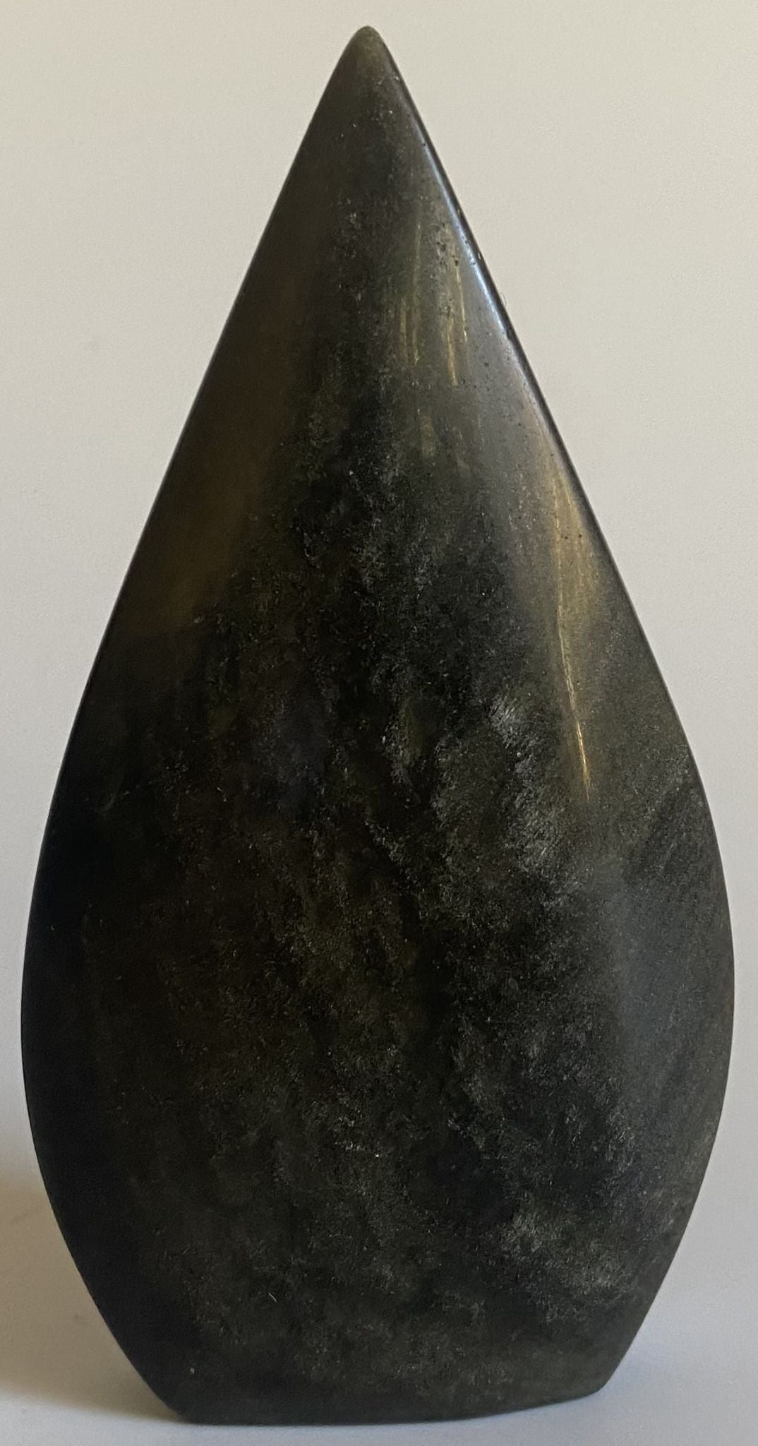 Sculptura din piatra semipretioasa de obsidian auriu pe fundal alb