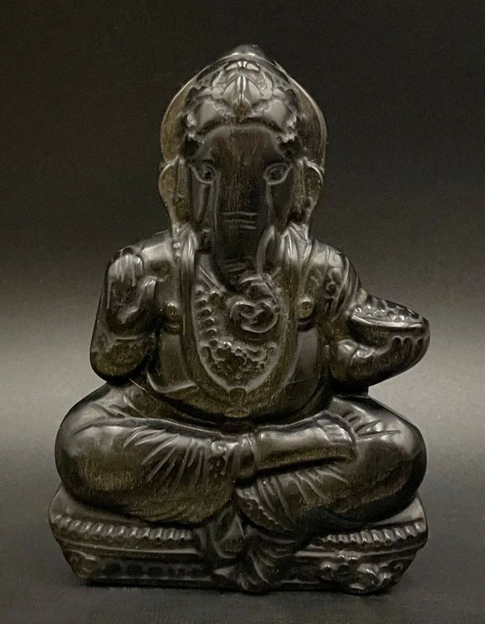 Sculptura Ganesha decoratiune din obsidian auriu pe fundal negru