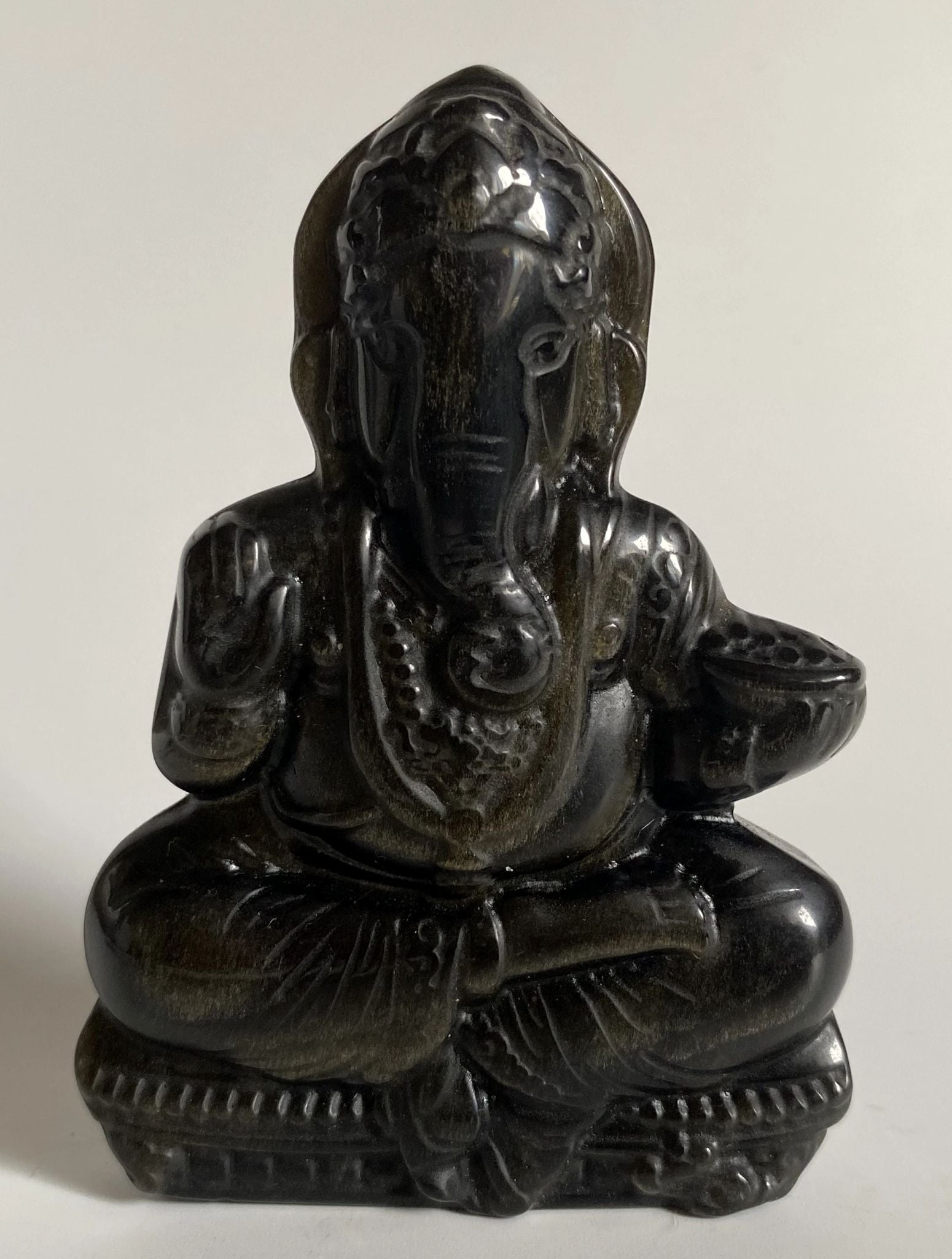 Sculptura Ganesha decoratiune naturala din obsidian auriu pe fundal alb