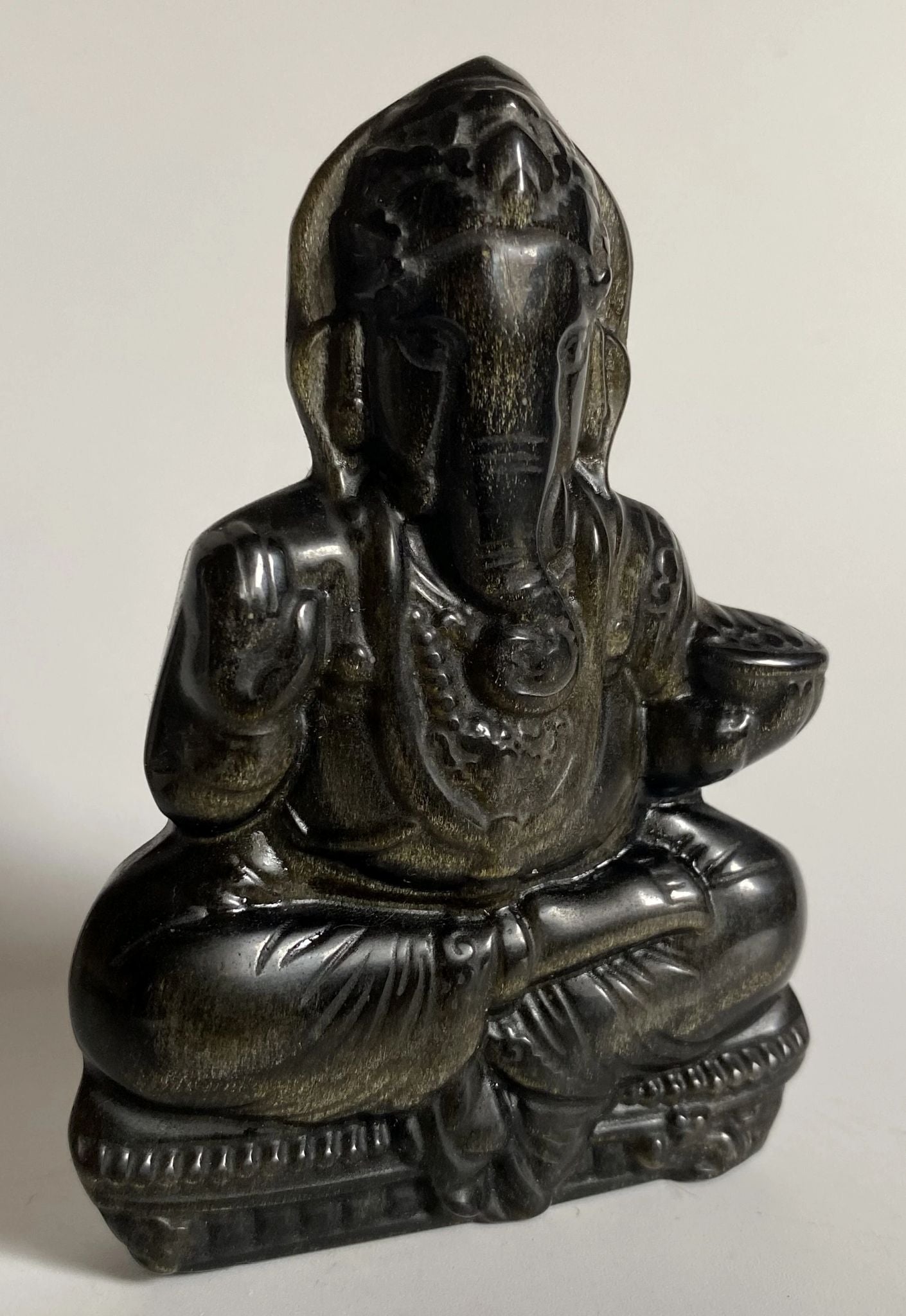 Decoratiune sub forma de sculptura reprezentand Ganesha din obsidian auriu