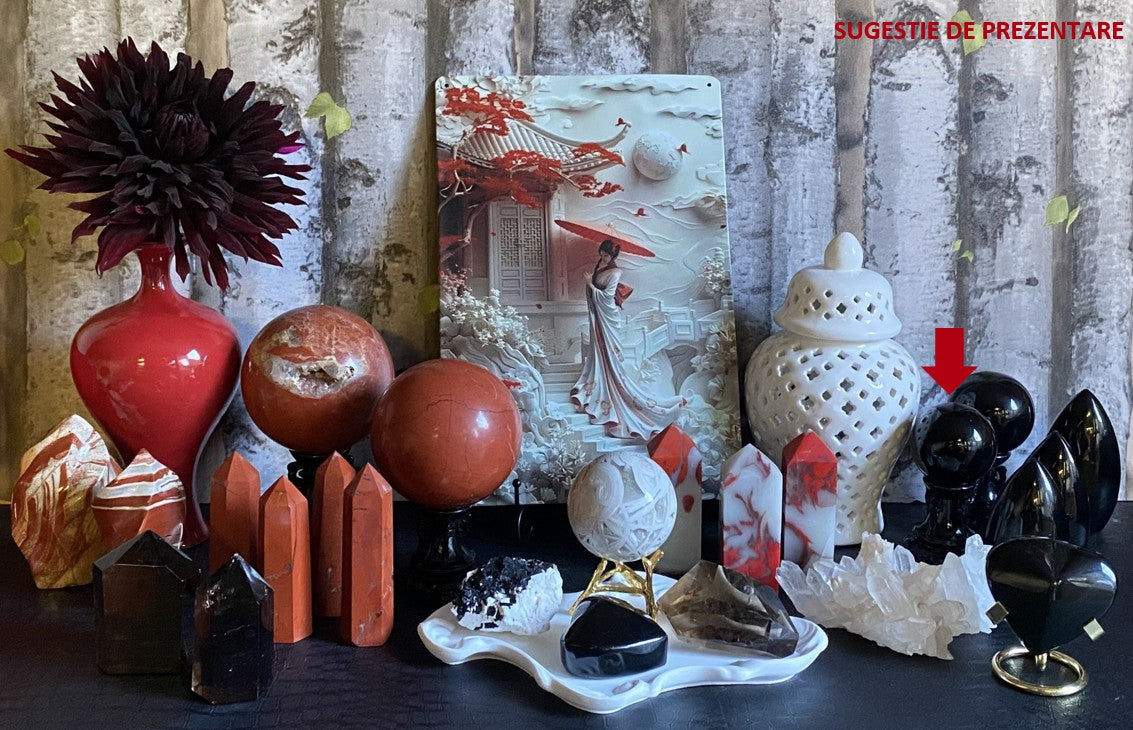 Decor cu sfera din piatra semipretioasa de obsidian curcubeu pe suport din lemn cu vaza cu dalie