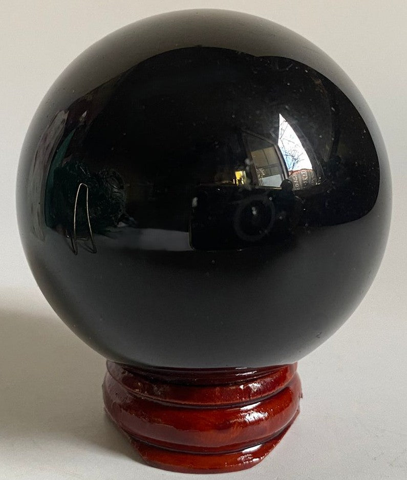 Sfera de 5.3cm din piatra semipretioasa de obsidian curcubeu pe suport din lemn cu fundal alb