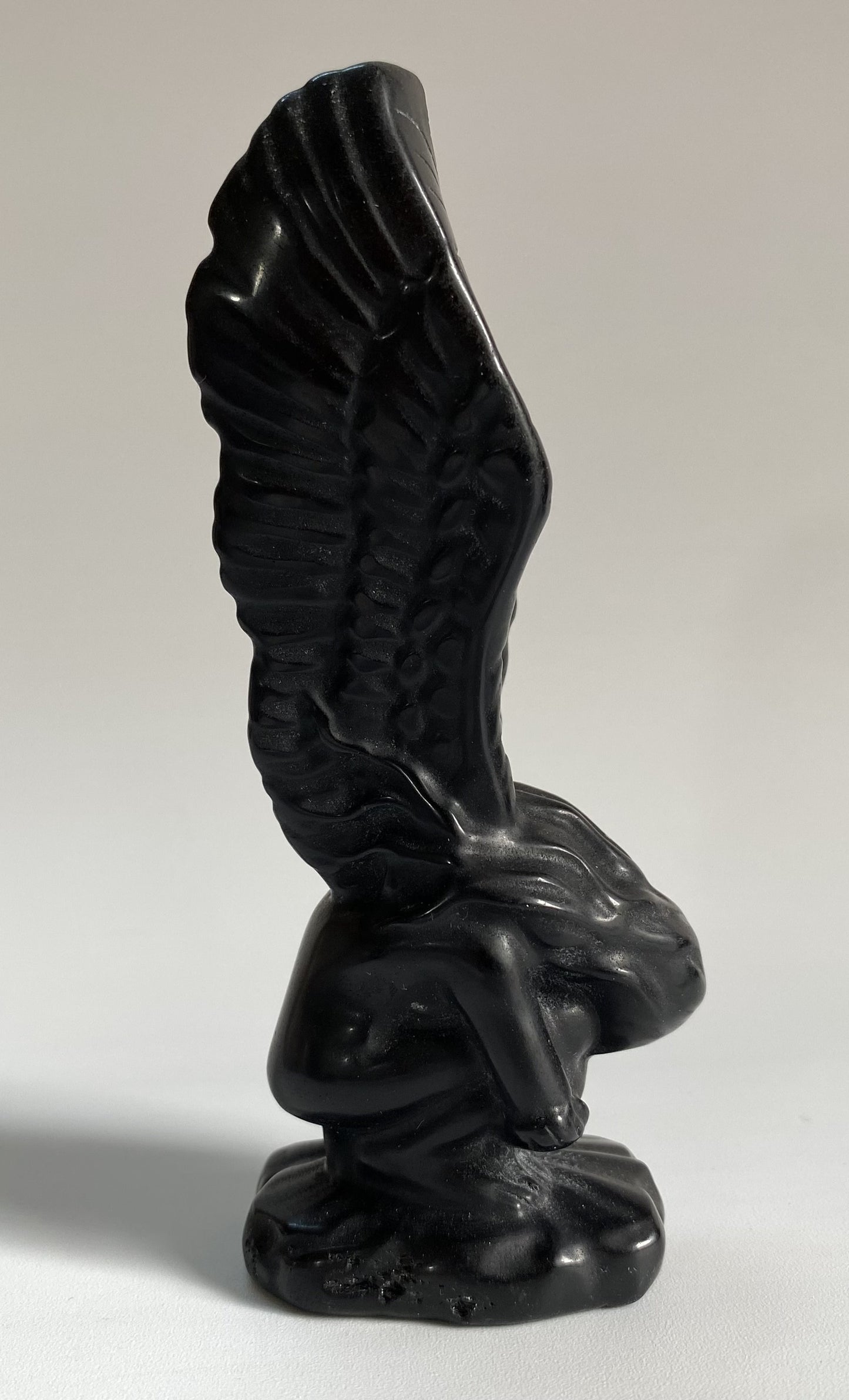 Inger din cristal de obsidian pe fundal alb