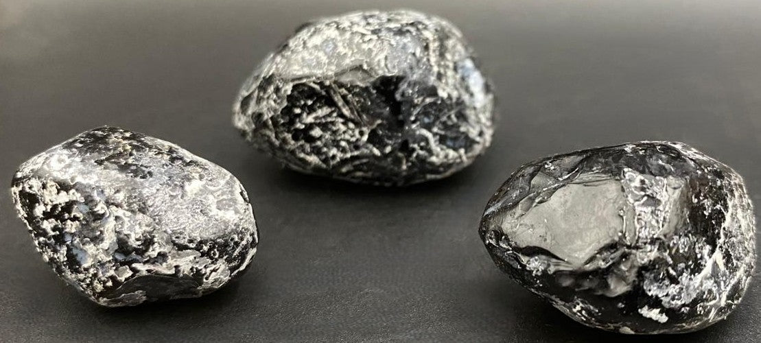 Set pietre brute din piatra semipretioasa de obsidian lacrima apasului pe fundal negru