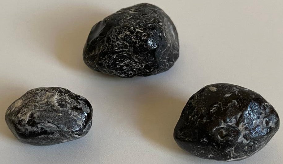 Set pietre brute din cristal de obsidian lacrima apasului pe fundal negru