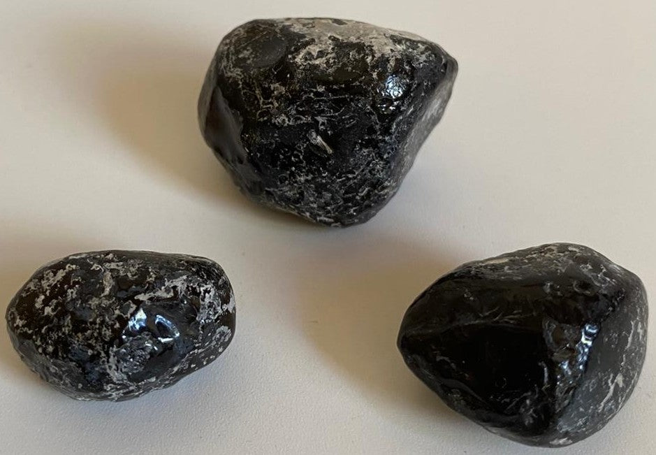 Set pietre brute din mineral de obsidian lacrima apasului pe fundal negru