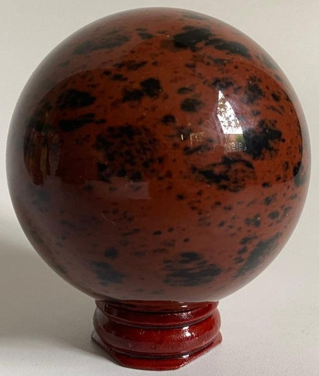 Sfera de 6.5cm din cristal de obsidian mahon pe suport din lemn cu fundal alb