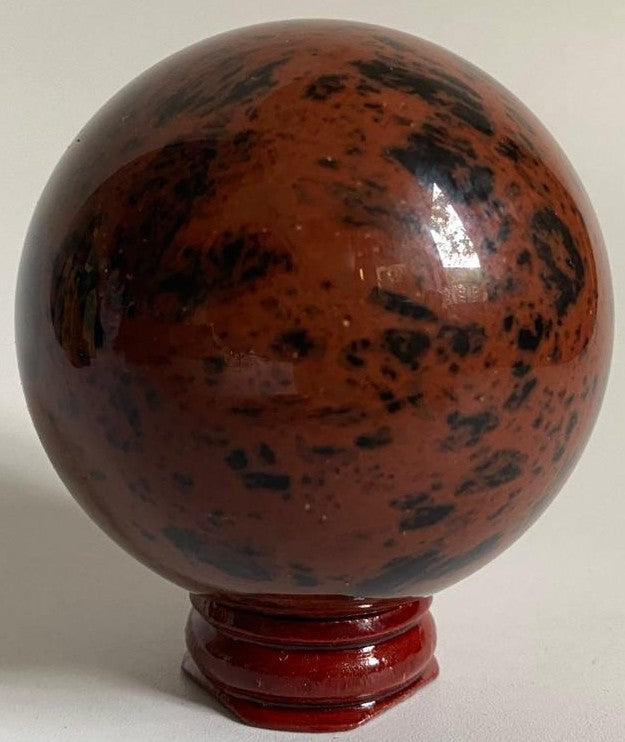 Sfera decorativa de 6.5cm din cristal de obsidian mahon pe suport din lemn cu fundal alb