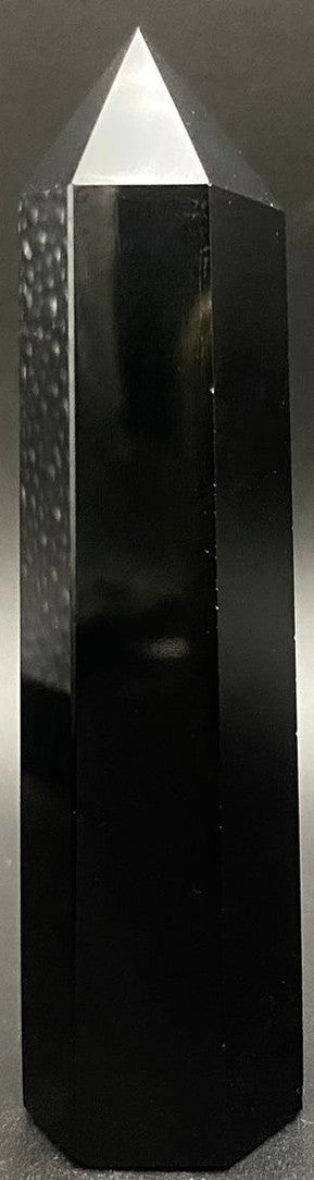 Obelisc din piatra semipretioasa de obsidian pe fundal negru