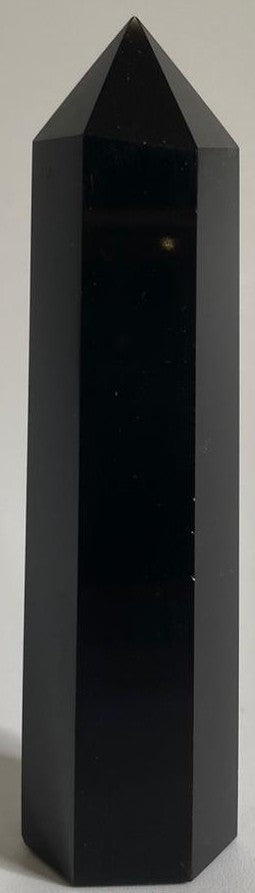Obelisc de 8.6cm din piatra semipretioasa de obsidian pe fundal alb