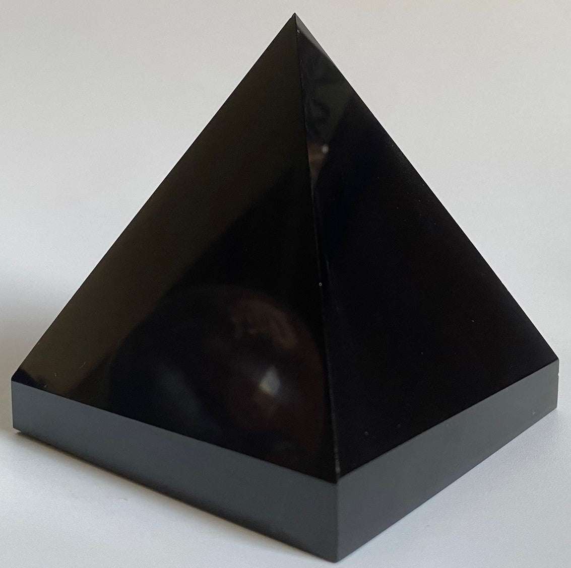Piramida din obsidian natural de 9.2cm, piatră semiprețioasă