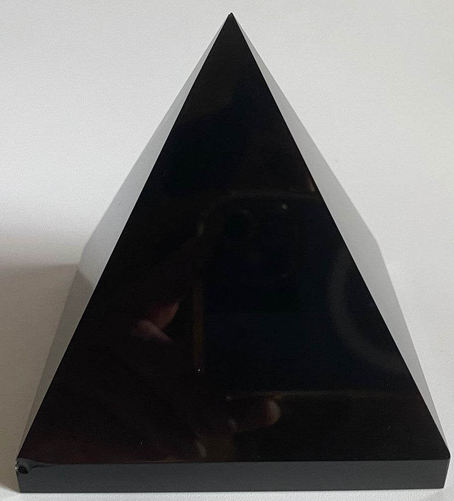 Piramida din cristal de obsidian pe fundal alb
