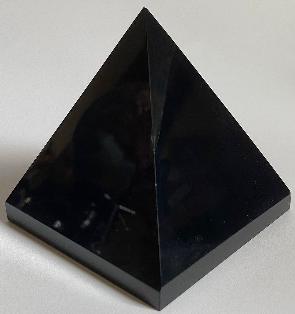 Piramida de 7.8cm din piatra semipretioasa de obsidian pe fundal alb