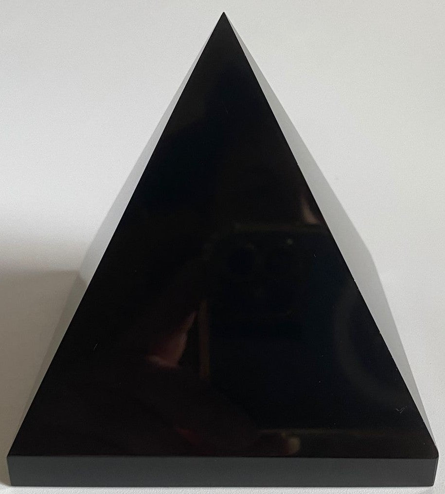 Piramida de 7.8cm din cristal de obsidian pe fundal alb