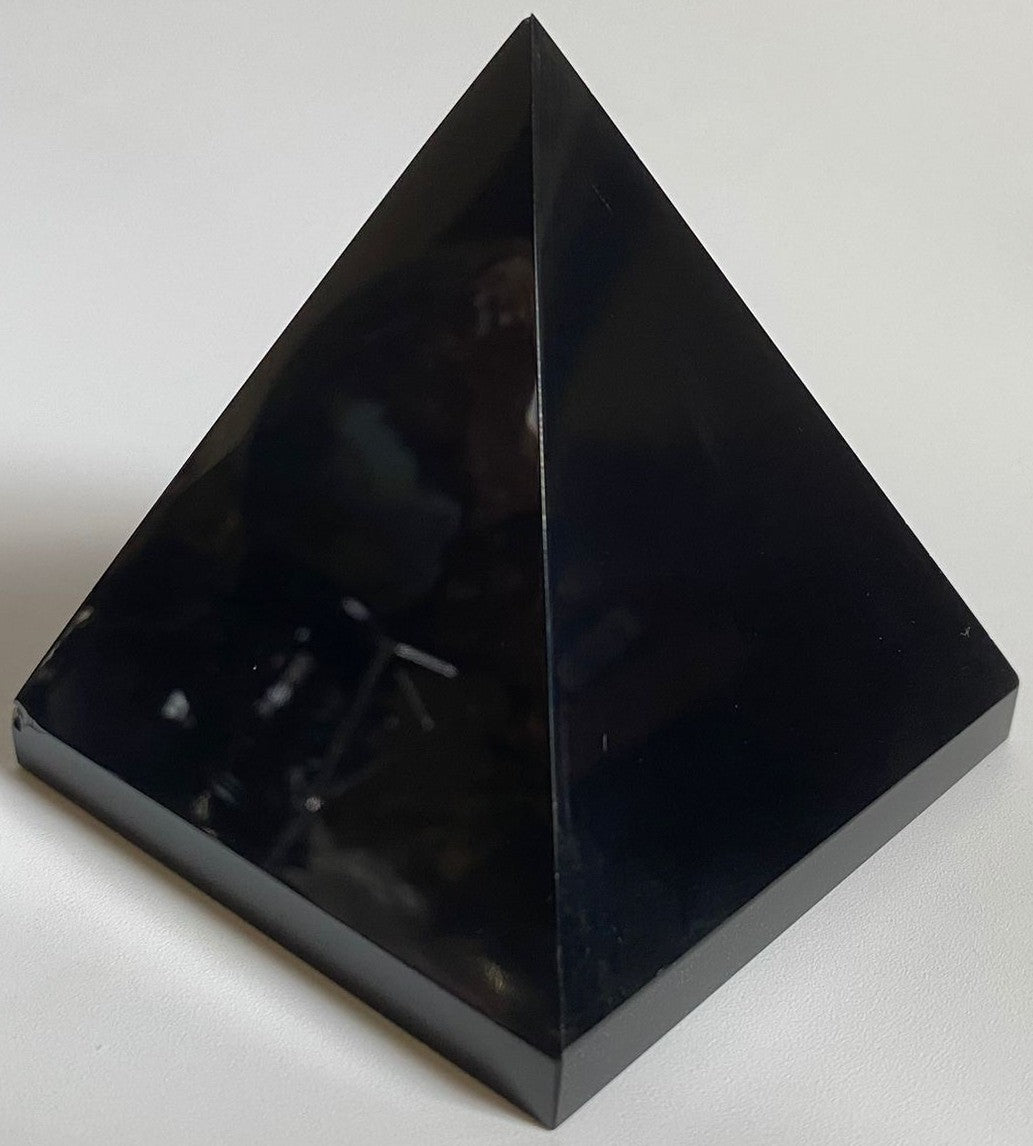 Piramida decorativa de 7.8cm din piatra semipretioasa de obsidian pe fundal alb