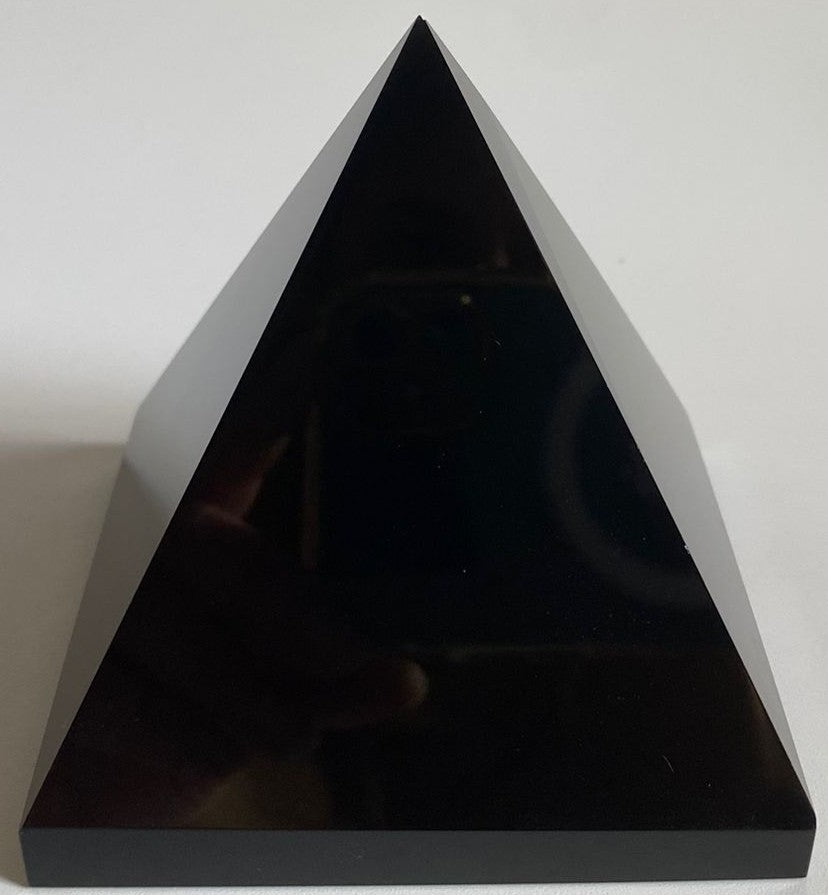 Piramida decorativa de 7.8cm din cristal de obsidian pe fundal alb