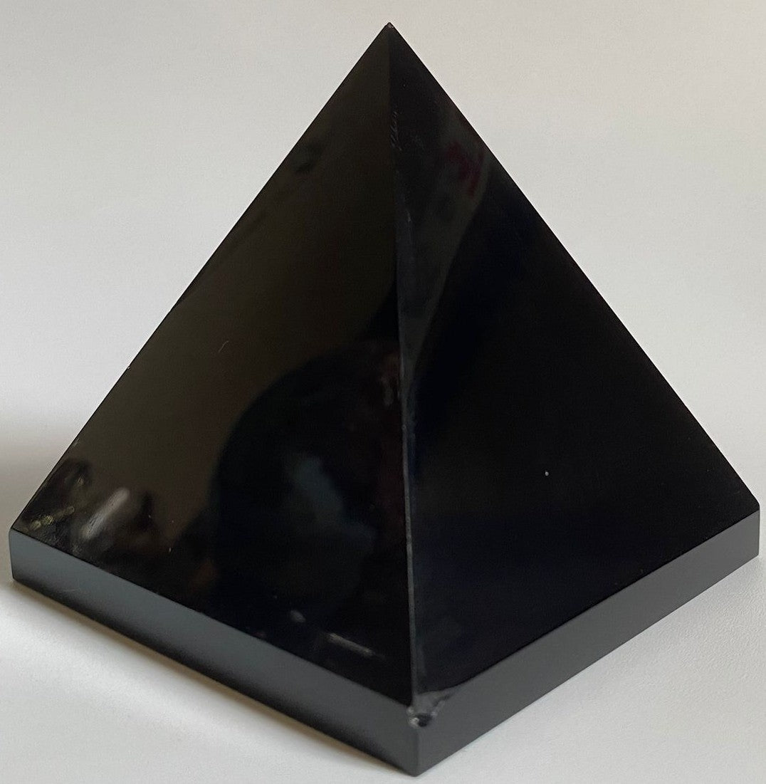 Piramida unicat de 7.8cm din piatra semipretioasa de obsidian pe fundal alb