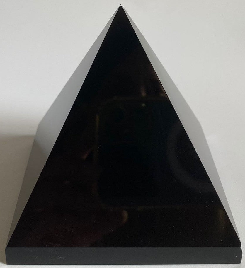 Piramida unicat de 7.8cm din cristal de obsidian pe fundal alb