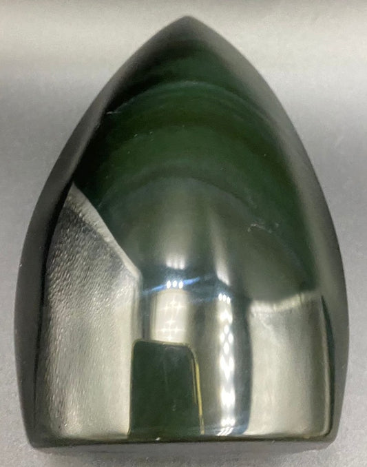 Sculptura din piatra semipretioasa de obsidian curcubeu pe fundal negru