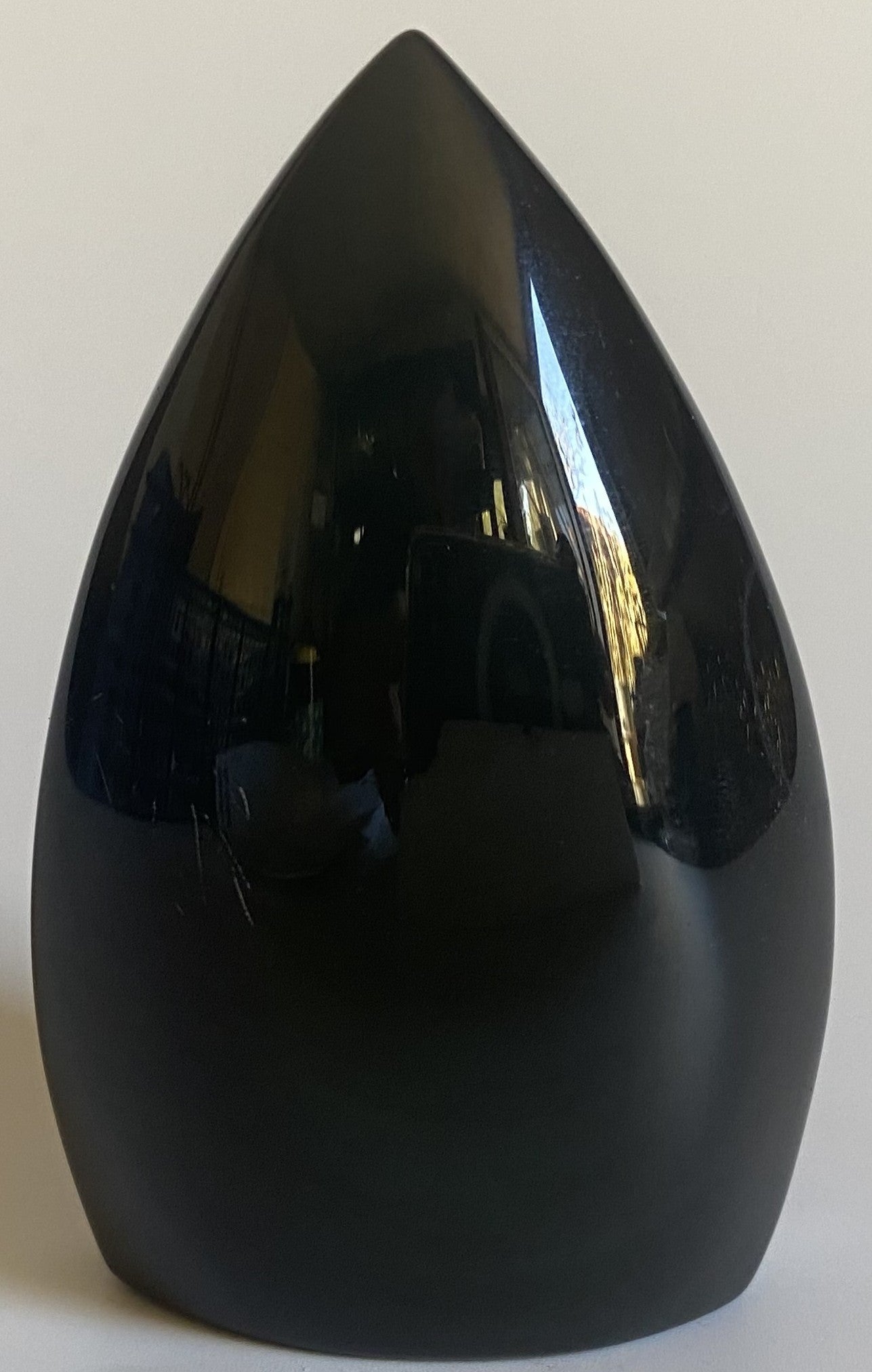 Sculptura din piatra semipretioasa de obsidian curcubeu pe fundal alb
